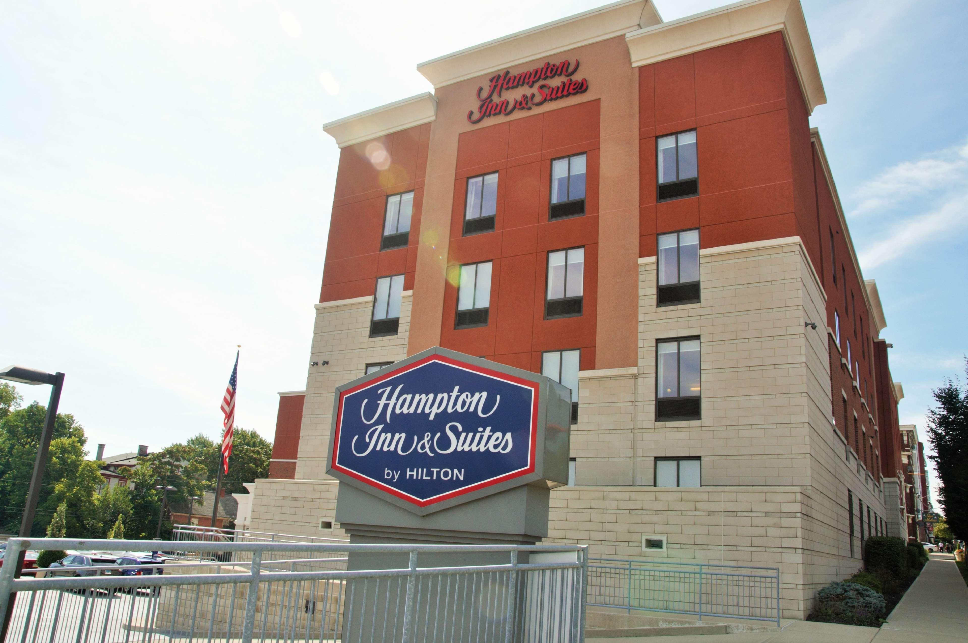 Hampton & / Uptown - Area Hotel 3*