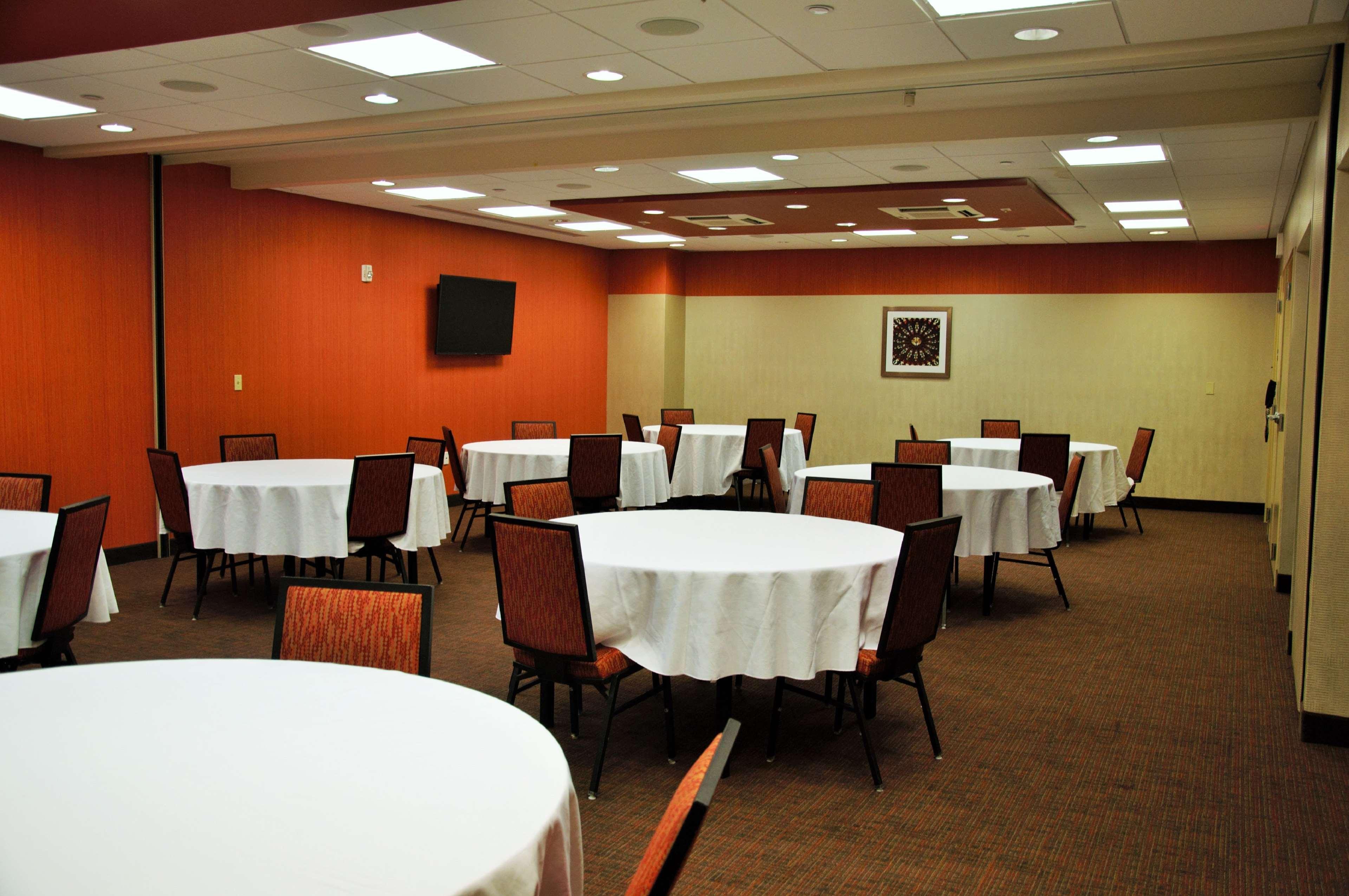 Hampton & / Uptown - Area Hotel 3*