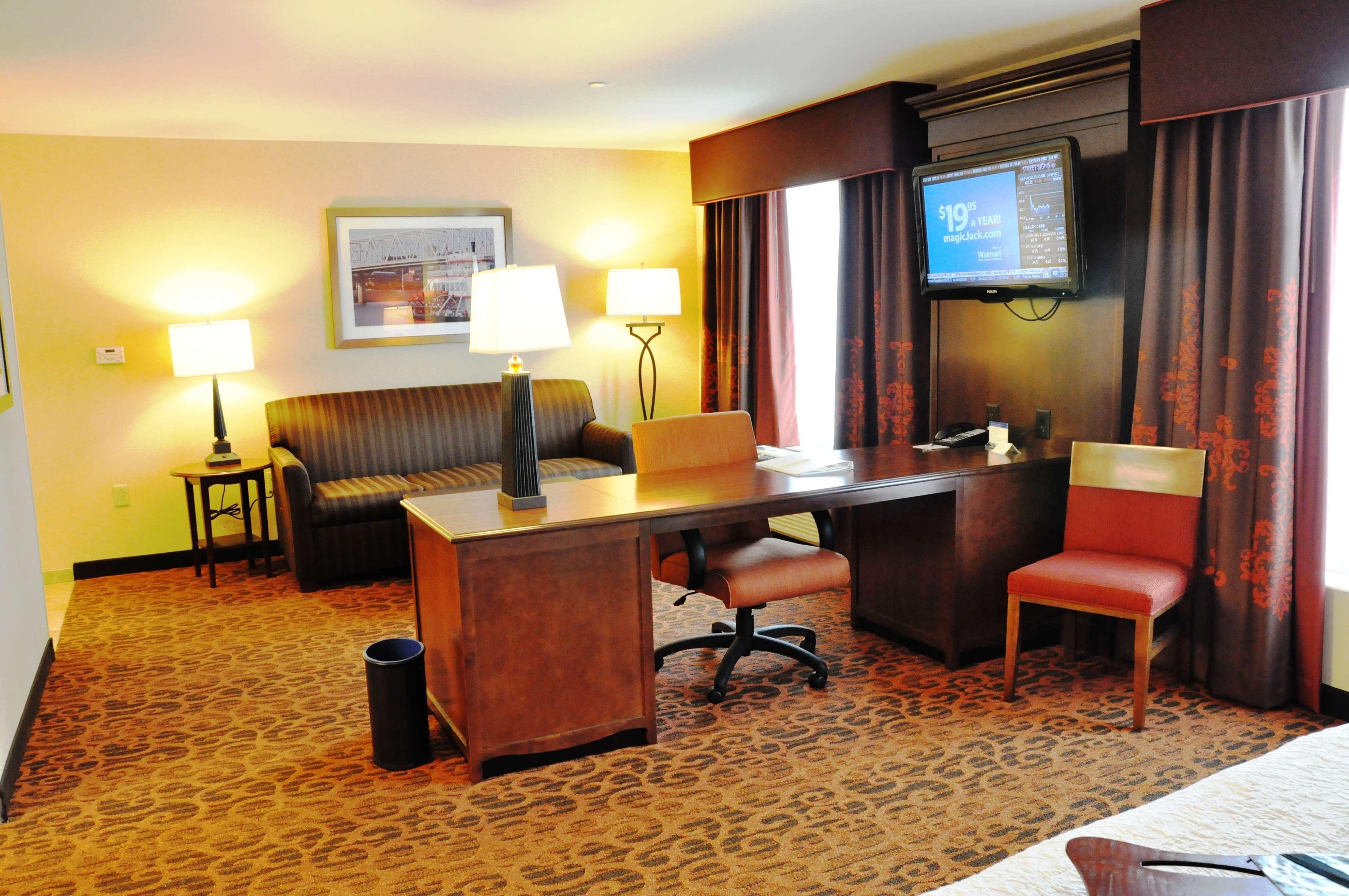 Hotel Hampton & / Uptown - Area