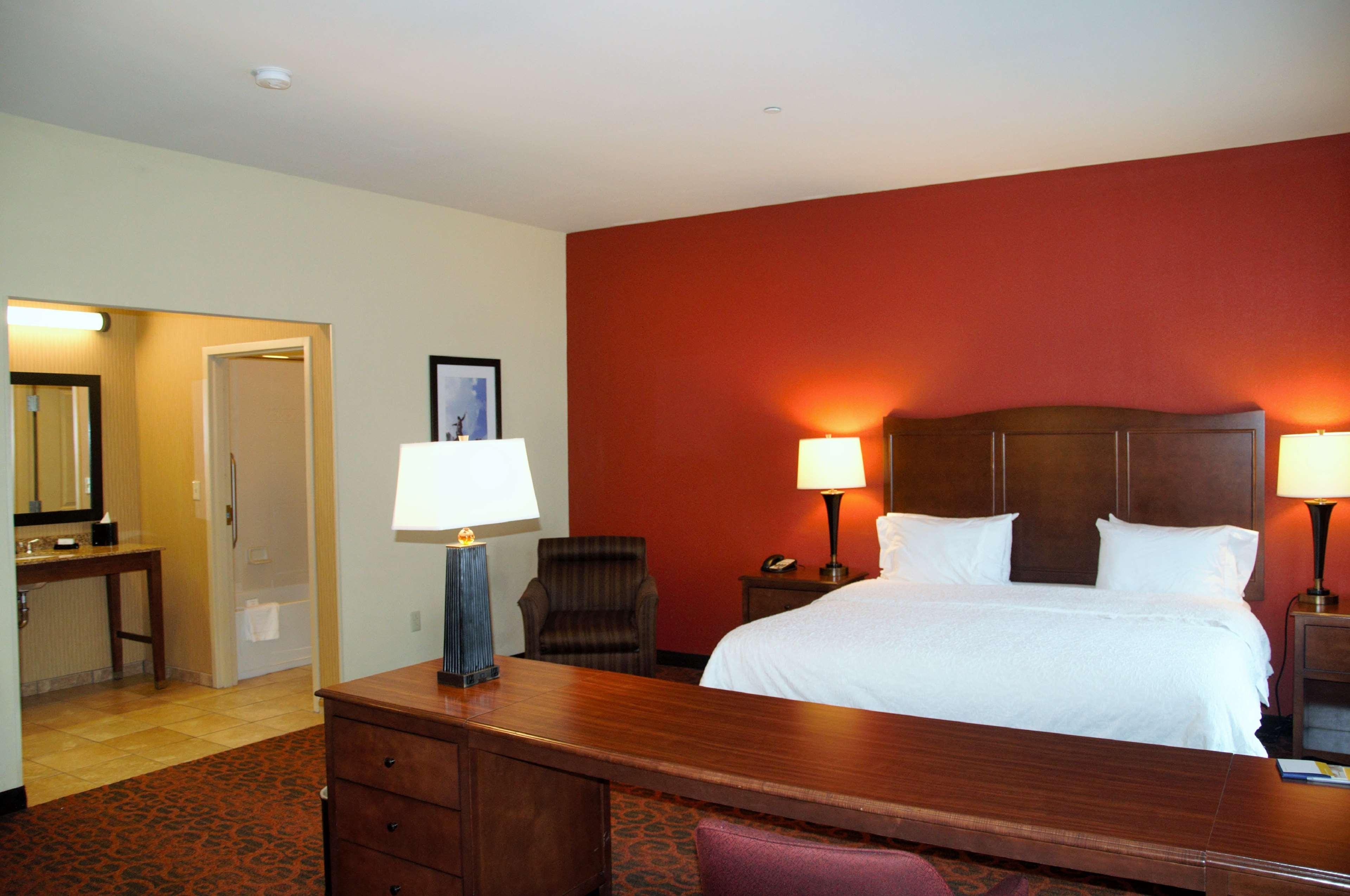 Hampton & / Uptown - Area Hotel 3*