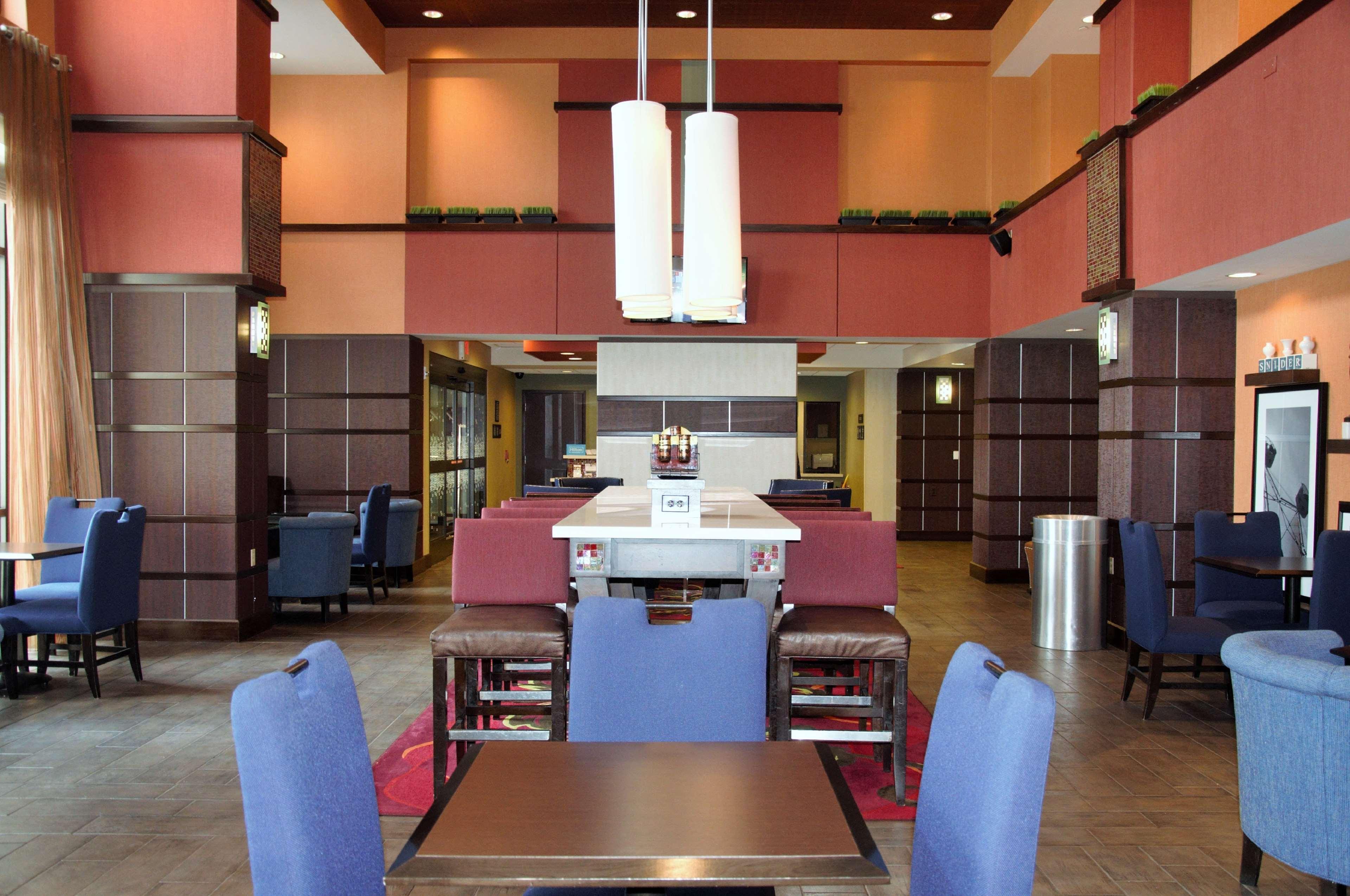 Hampton & / Uptown - Area Hotel 3*