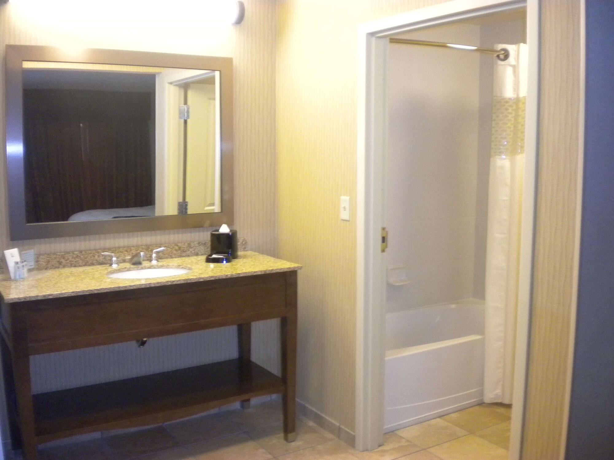 Hampton & / Uptown - Area Hotel Cincinnati