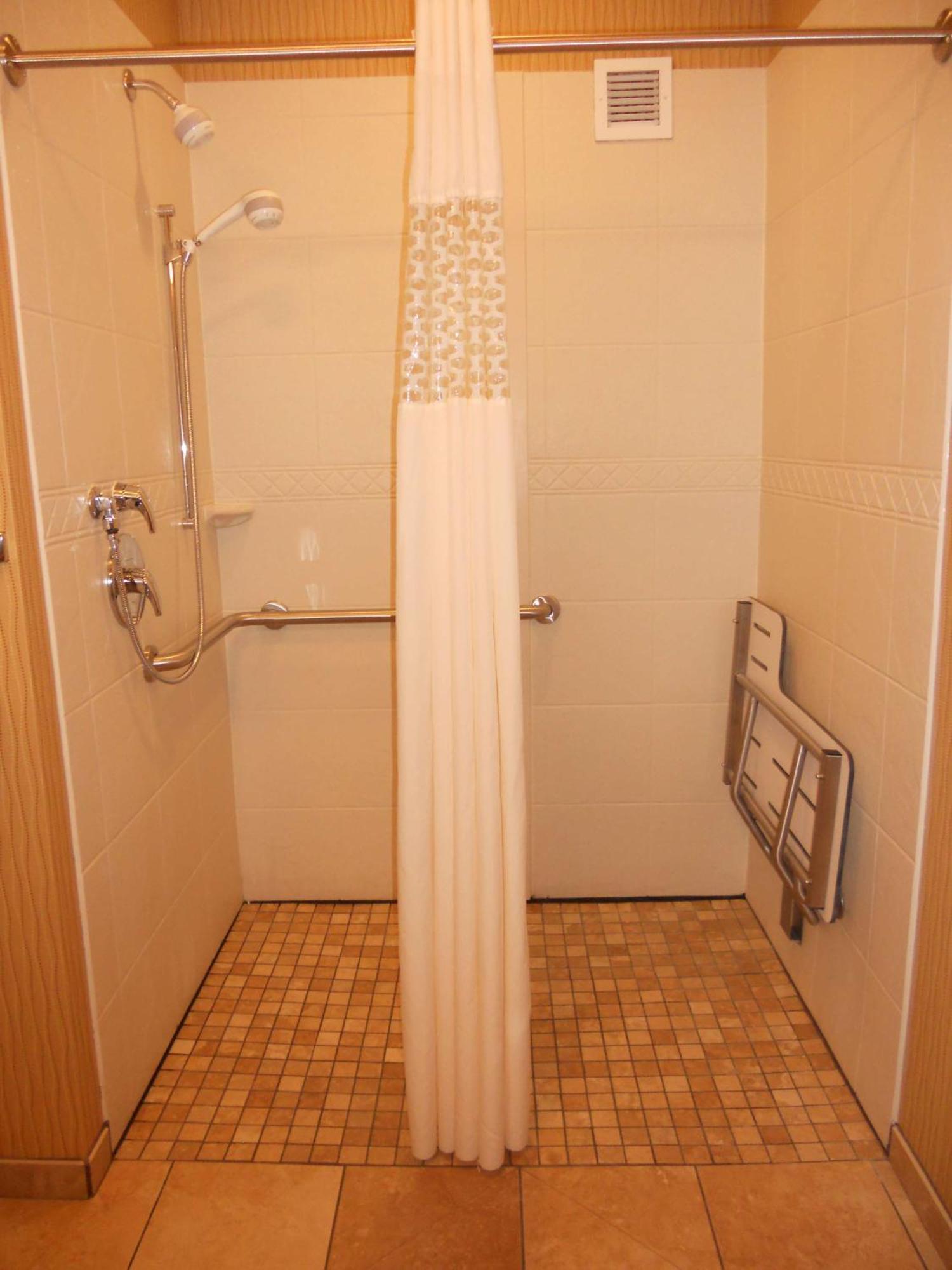 Hotel Hampton & / Uptown - Area Cincinnati