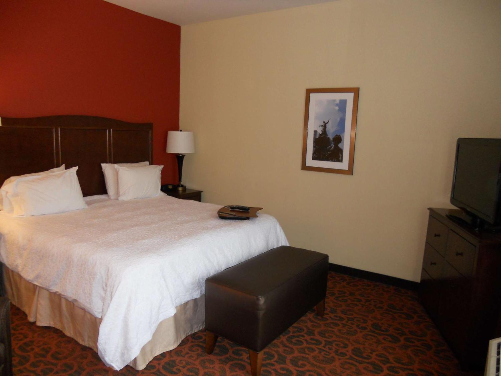 Hampton & / Uptown - Area Hotel 3*