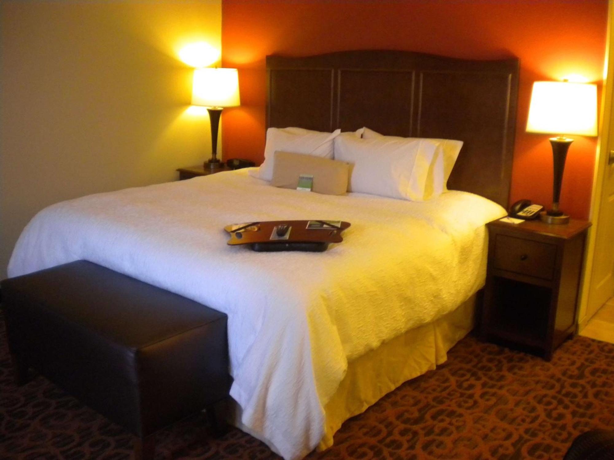 Hampton & / Uptown - Area Hotel