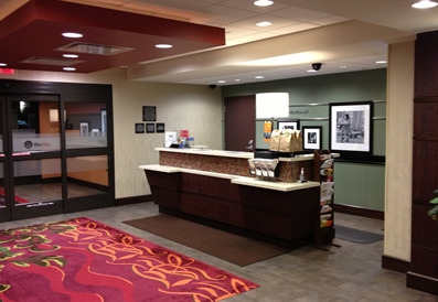 Hampton & / Uptown - Area Hotel 3*